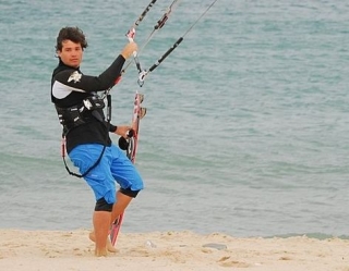 Volando la cometa en la orilla